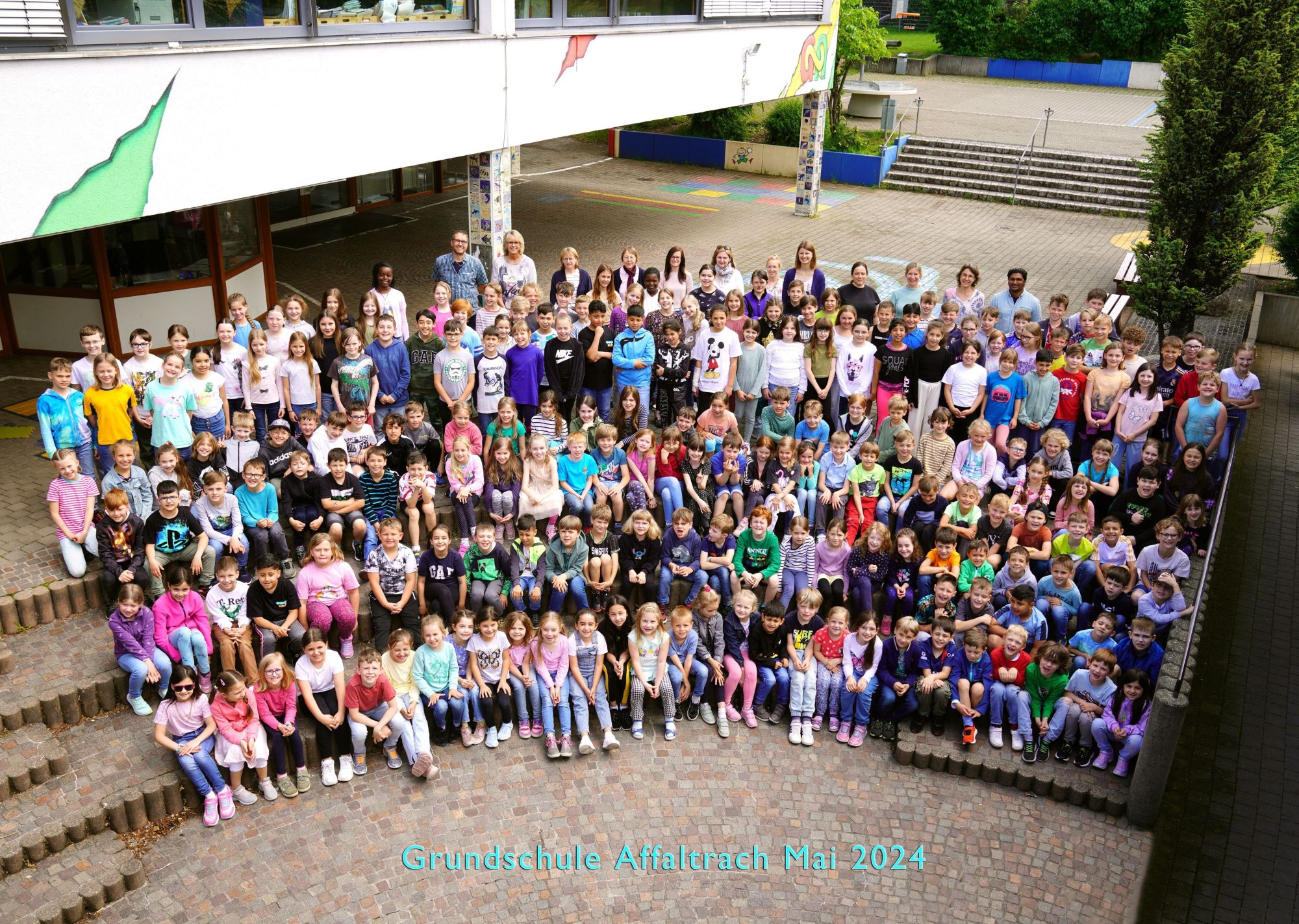 Foto mit allen unseren Kindern und Lehrkräften